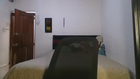 KAHELIINDEPENDENT MODEL online show from 12/04/25, 09:45