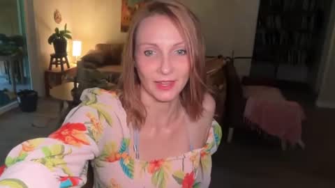 Snapshot of kaileeshy chatting on 06/20/26, 04:48 Kailee Smile online show from 06/20/26, 04:48
