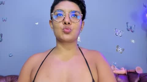 kaira_mosse_ online show from 10/26/25, 12:33