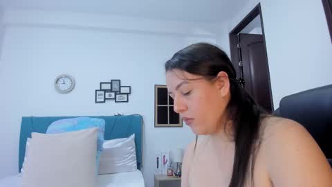 Kamilalopez online show from 10/24/25, 10:06