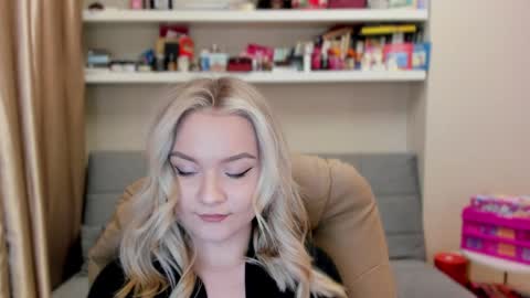 Snapshot of kara_smith_ chatting on 04/10/26, 01:00 Kara. Off from 15th till 24th of December online show from 04/10/26, 01:00