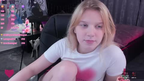 Snapshot of karambamoon chatting on 01/15/25, 06:43 Lera online show from 01/15/25, 06:43