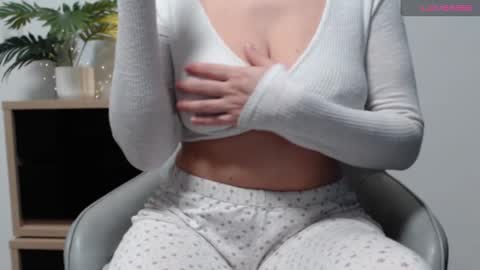 Snapshot of karin_lover chatting on 02/16/25, 08:33 You can call me K  online show from 02/16/25, 08:33