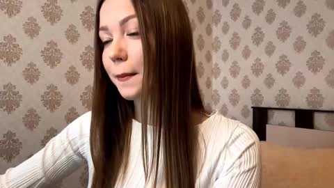 Snapshot of karinapfefferkorn chatting on 10/14/25, 03:40 Violet online show from 10/14/25, 03:40