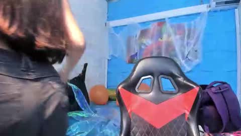 Snapshot of karinatompson chatting on 10/24/25, 09:33 karinatompson online show from 10/24/25, 09:33