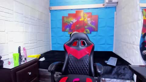 Snapshot of karinatompson chatting on 12/04/25, 05:10 karinatompson online show from 12/04/25, 05:10