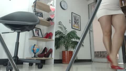 Snapshot of karinbellee chatting on 01/12/25, 03:46 Karin online show from 01/12/25, 03:46