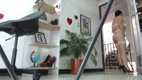 Snapshot of karinbellee chatting on 02/15/25, 02:11 Karin online show from 02/15/25, 02:11