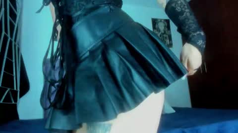 KARINNA  RAVEN online show from 10/10/25, 12:20