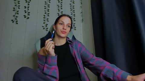 karla_lim online show from 11/11/25, 07:25