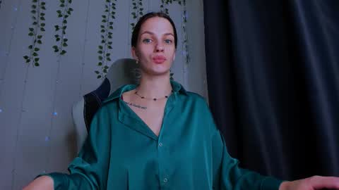 karla_lim online show from 11/12/25, 07:03