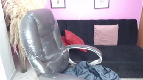 Snapshot of karlye_hot chatting on 09/19/25, 02:46 KARLYE online show from 09/19/25, 02:46
