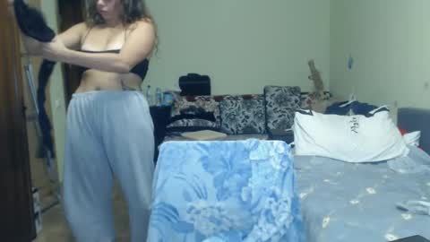 Snapshot of karolinasweet chatting on 12/05/24, 10:01 Mila online show from 12/05/24, 10:01