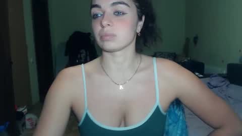 Snapshot of karolinasweet chatting on 01/17/25, 03:32 Mila online show from 01/17/25, 03:32
