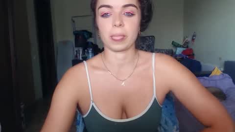 Snapshot of karolinasweet chatting on 02/27/25, 10:04 Mila online show from 02/27/25, 10:04