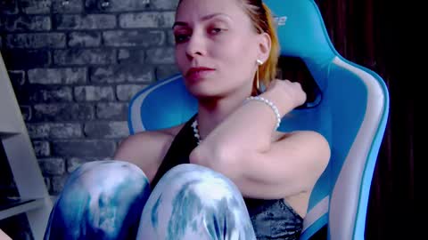 Snapshot of karoline121 chatting on 02/26/25, 02:25 karoline121 online show from 02/26/25, 02:25