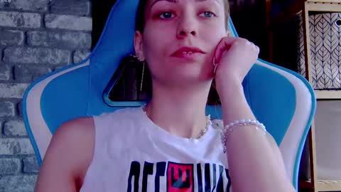 Snapshot of karoline121 chatting on 03/01/25, 08:23 karoline121 online show from 03/01/25, 08:23