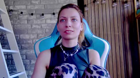 Snapshot of karoline121 chatting on 03/05/25, 01:39 karoline121 online show from 03/05/25, 01:39