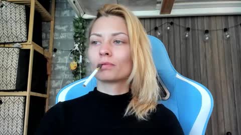 Snapshot of karoline121 chatting on 09/19/25, 12:06 karoline121 online show from 09/19/25, 12:06