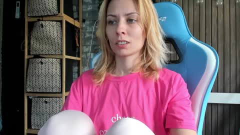 Snapshot of karoline121 chatting on 09/26/25, 10:52 karoline121 online show from 09/26/25, 10:52