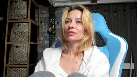 Snapshot of karoline121 chatting on 09/27/25, 03:11 karoline121 online show from 09/27/25, 03:11