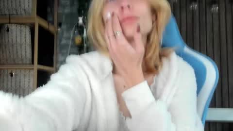 Snapshot of karoline121 chatting on 09/28/25, 04:40 karoline121 online show from 09/28/25, 04:40