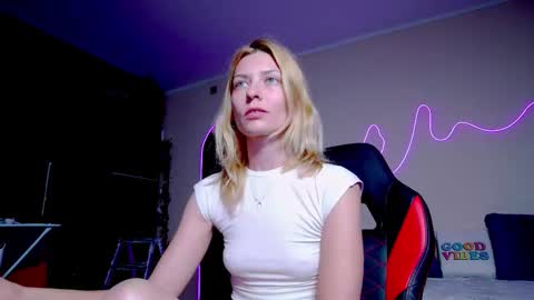 Snapshot of karoline121 chatting on 09/30/25, 08:03 karoline121 online show from 09/30/25, 08:03