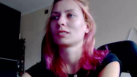 Snapshot of karoline121 chatting on 10/18/25, 11:00 karoline121 online show from 10/18/25, 11:00