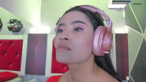 Snapshot of karoll014 chatting on 04/27/26, 11:52 Karol online show from 04/27/26, 11:52