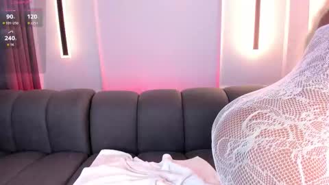 Snapshot of karolwhite_ chatting on 10/24/25, 04:42 Karol online show from 10/24/25, 04:42