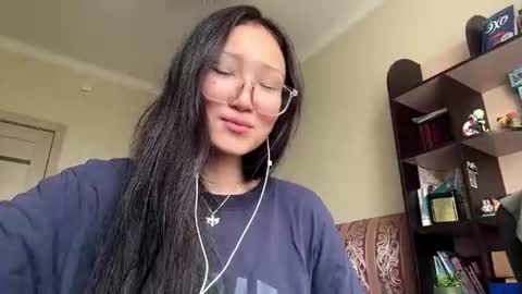 Snapshot of karrenmelbye chatting on 07/05/26, 07:59 Mia online show from 07/05/26, 07:59