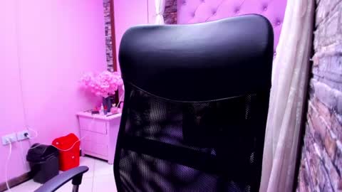 Snapshot of kassy_stone chatting on 06/18/26, 03:18 kassy Stone online show from 06/18/26, 03:18