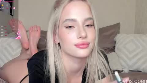 Snapshot of katebremar chatting on 12/16/25, 10:04 online show from 12/16/25, 10:04