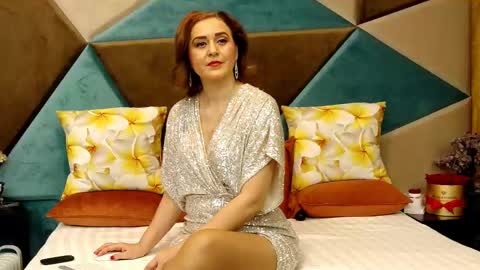 KateQueenston --  online show from 02/09/25, 10:43