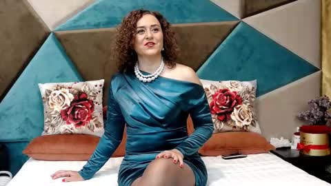 KateQueenston --  online show from 10/20/25, 10:32