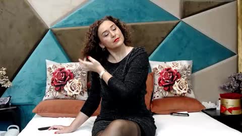 KateQueenston --  online show from 10/21/25, 07:14