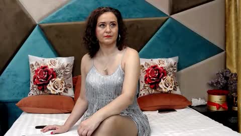 KateQueenston --  online show from 12/20/25, 11:45