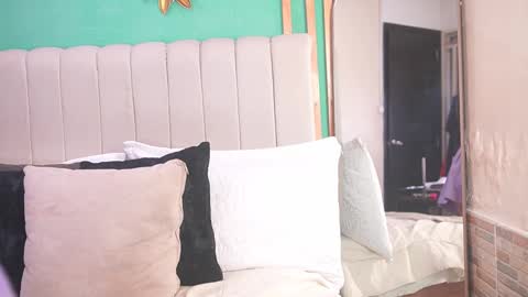 Snapshot of katlyn_martins chatting on 11/30/25, 06:12 K A T L Y N online show from 11/30/25, 06:12