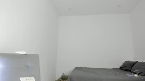 Follow me on instagram and twitter as correaktnees online show from 01/08/25, 10:04