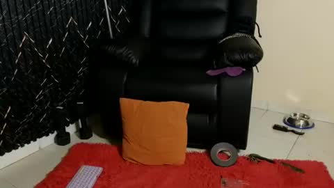 Snapshot of katt_bdsm chatting on 09/17/25, 05:03 Katt online show from 09/17/25, 05:03