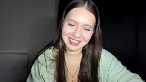 Snapshot of kattiephenes chatting on 06/08/26, 05:13 Elizabeth online show from 06/08/26, 05:13
