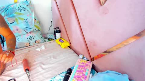 Snapshot of katylu_ chatting on 01/04/25, 02:14 lilii-pety online show from 01/04/25, 02:14