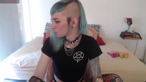 luna   online show from 12/31/24, 04:25