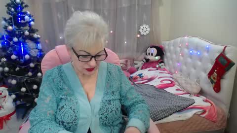 Snapshot of kaylesmoll chatting on 12/23/24, 10:55 kaylesmoll online show from 12/23/24, 10:55