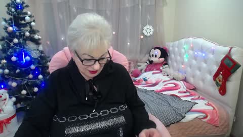 Snapshot of kaylesmoll chatting on 12/24/24, 02:32 kaylesmoll online show from 12/24/24, 02:32