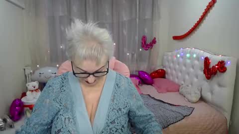 Snapshot of kaylesmoll chatting on 03/01/25, 12:28 kaylesmoll online show from 03/01/25, 12:28