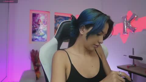 Snapshot of kayraowen chatting on 11/19/25, 12:05 Kayra online show from 11/19/25, 12:05