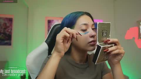 Snapshot of kayraowen chatting on 12/18/25, 12:11 Kayra online show from 12/18/25, 12:11