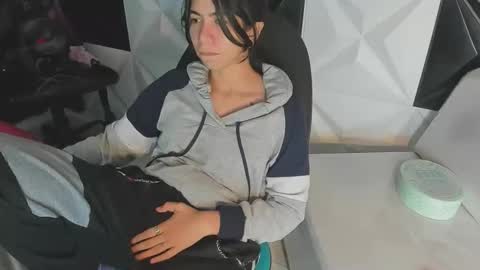 Snapshot of kelly_queenpussy chatting on 10/15/25, 02:33 KEY online show from 10/15/25, 02:33