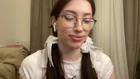 Snapshot of kellyberry__ chatting on 12/15/25, 06:01 Kelly online show from 12/15/25, 06:01